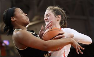 Bowling Green State University guard Carly Santoro drives to the basket against Western Michigan guard Najee Smith.