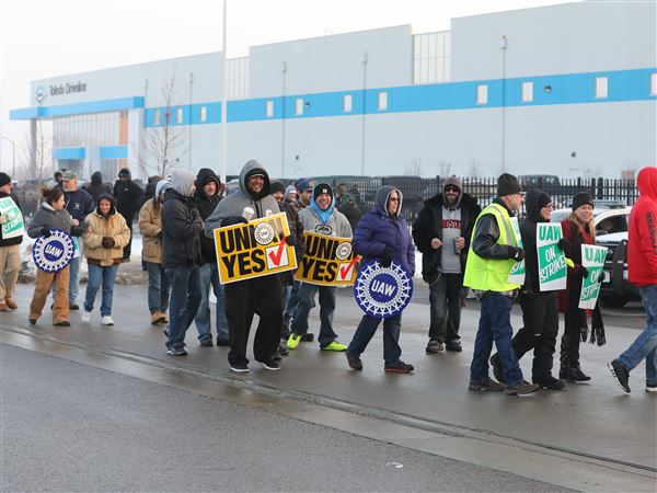 Dana workers on strike at North Toledo manufacturing facility