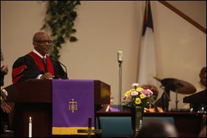 Rev. Dr. Otis J. Gordon, Jr., pastor at Warren AME during worship.