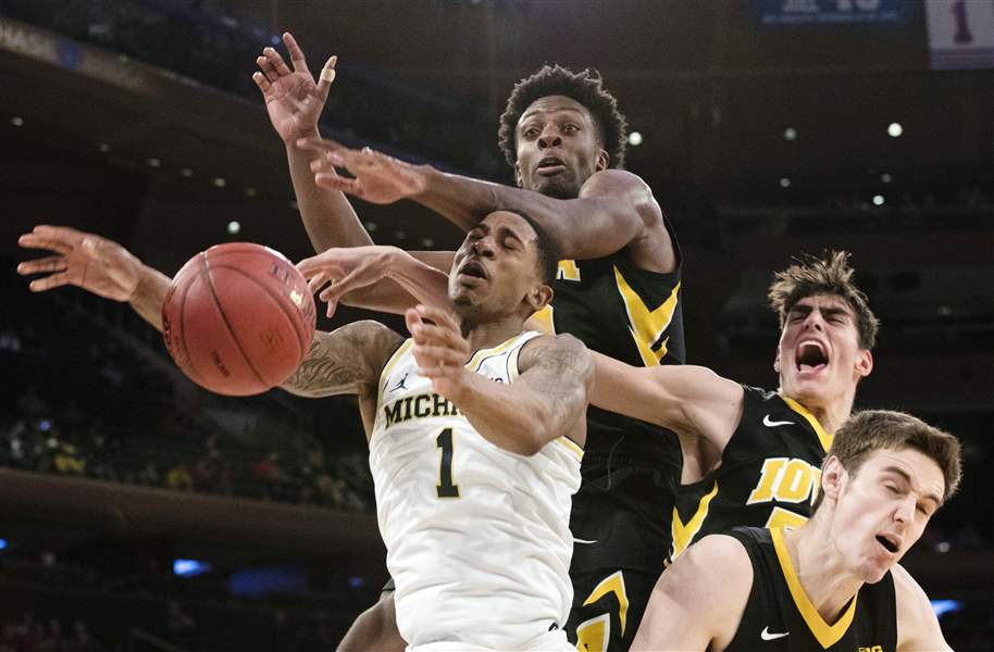 APTOPIX-B10-Iowa-Michigan-Basketball.jpg