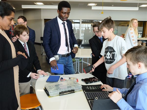 Perrysburg students show off tech to visiting international teachers