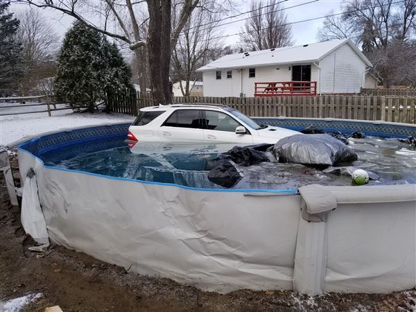 Car crashes into Sylvania pool