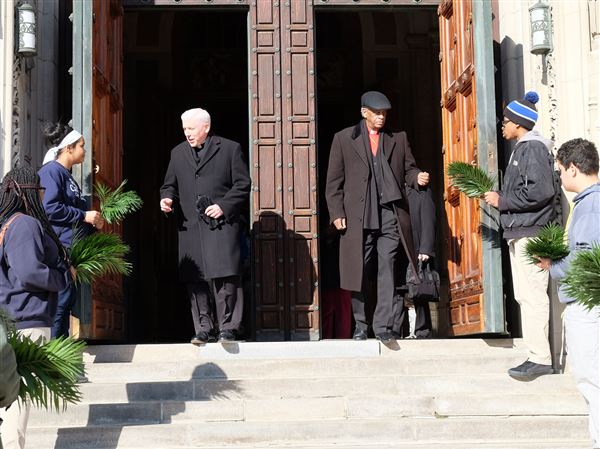 Student pilgrimage celebrates ties between Rosary Cathedral, First Church of God