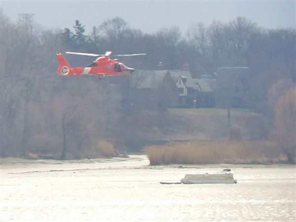 2 rescued after boat overturns on Maumee River