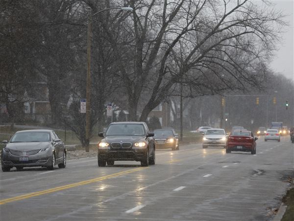 Slick roads lead to crashes, traffic backups in Toledo area