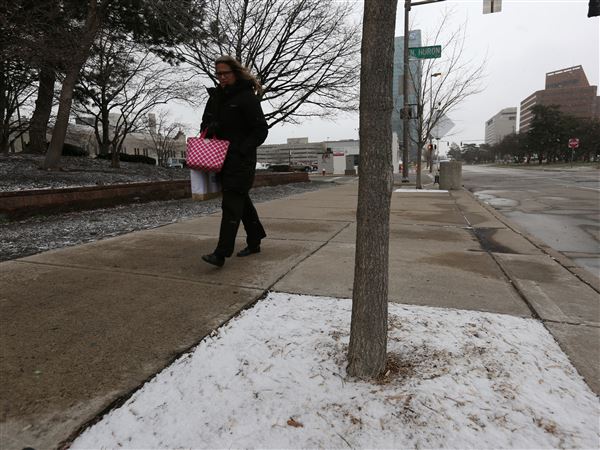 Traffic backups caused by wintry mix in Toledo area