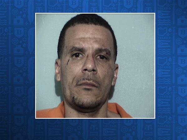 Police: Man shoots two outside East Toledo bar