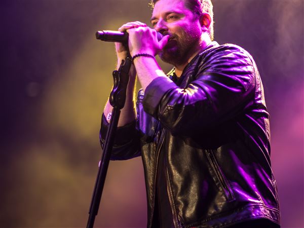 Country artist Chris Young is so big, even his dog is famous