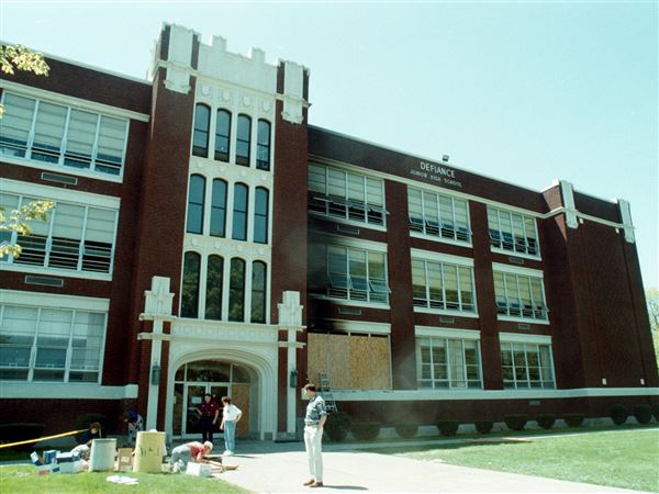 Community members hope to save 100-year-old school in Defiance