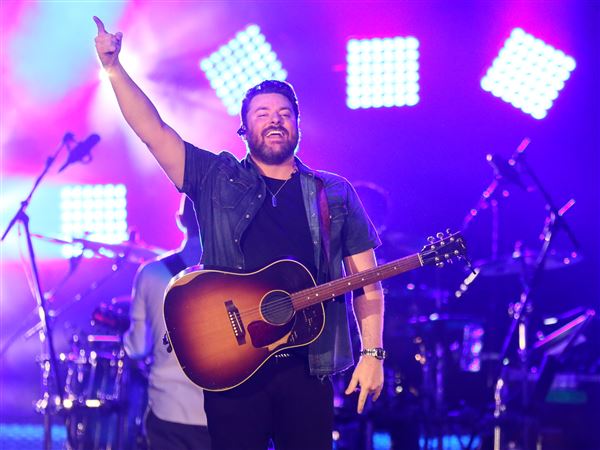 Chris Young delights crowd at sold-out Huntington Center
