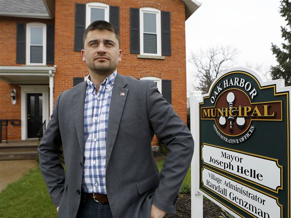 Oak Harbor mayor resigns following residency dispute