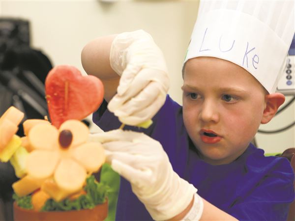 Young cancer patients make edible bouquets for Mother's Day