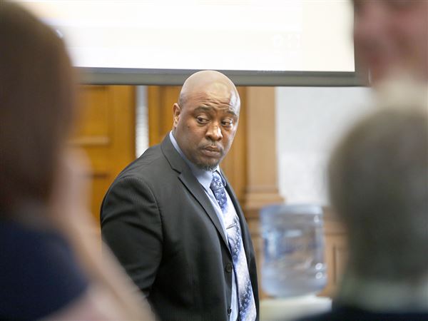 Trial begins for former Toledo officer charged with child sex crimes
