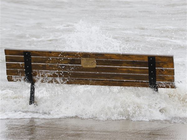 Lakeshore flood warning in effect through early morning hours