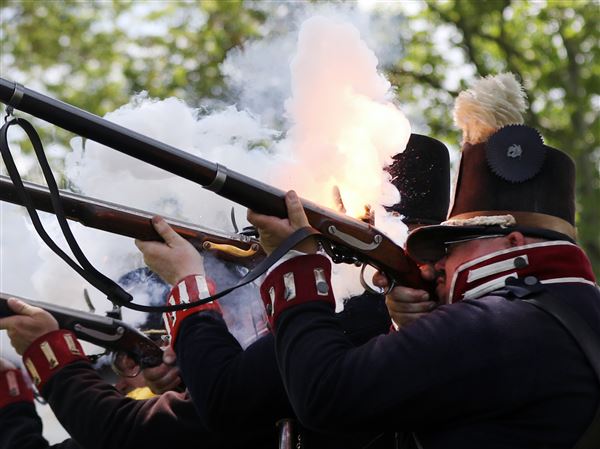 Fort Meigs re-enactors pay tribute to fallen soldiers