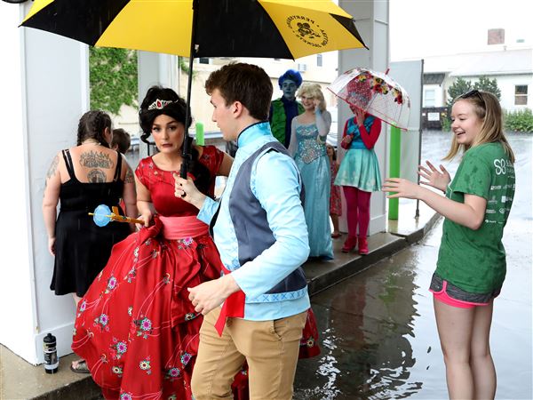 PHOTO GALLERY: Rain spoils June's First Friday in Perrysburg