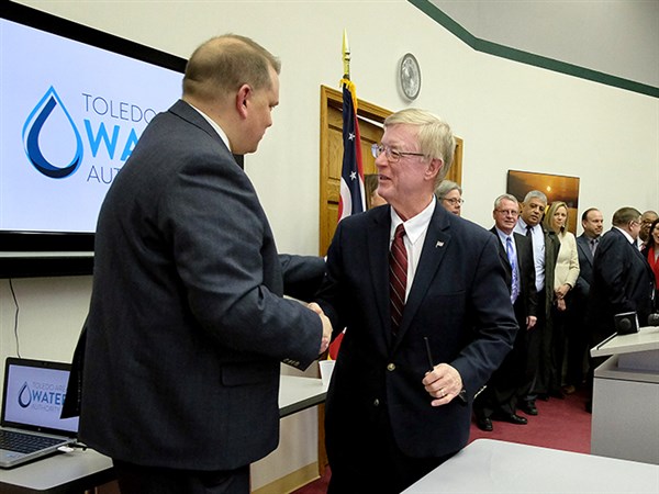 Sylvania signs 40-year water contract with Toledo - Toledo Blade