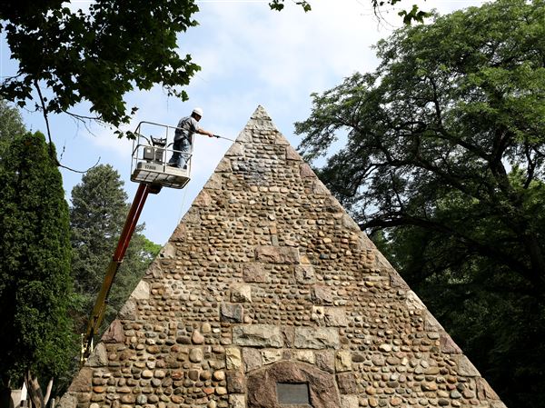 Bricklayers, club partner to restore Woodlawn monument
