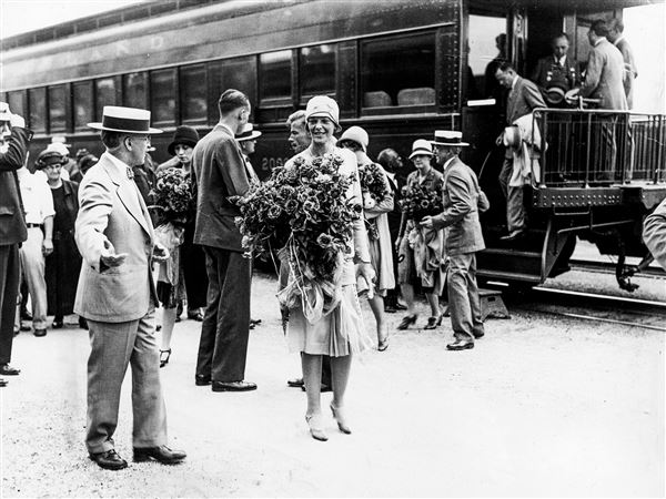 Aviatrix Amelia Earhart visits Toledo