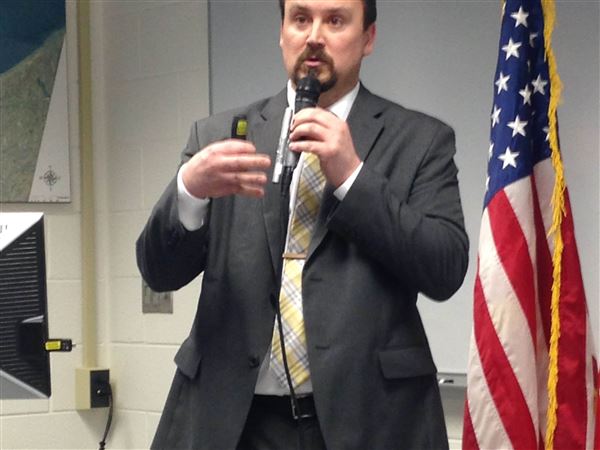 Growing interest in lake's algae issue draws large turnout to summer forecast meeting