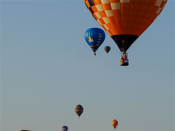 Competitors take to the sky for Glass City Balloon Race