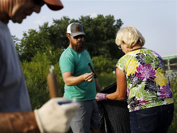 Volunteers scour Maumee River for fishing debris, other trash