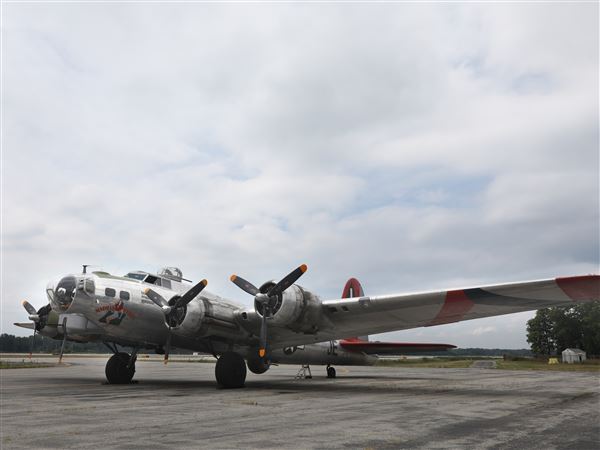 World War II-era B-17 lands in Toledo