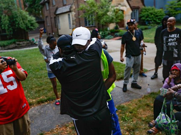 Group takes protest over shooting to outside of Toledo mayor's home