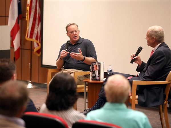Spicer visits Toledo library, talks President and press