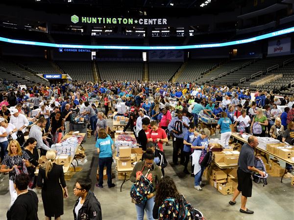 Volunteers pack Huntington Center to help local students