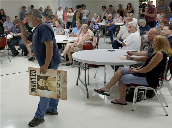 Hundreds protest aquifer plan