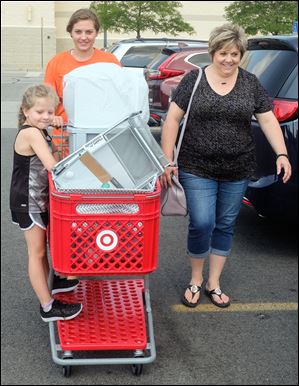 Incoming Bowling Green State University freshman Heather Lammers of Leipsic, Ohio, shops for dorm supplies with her mother Christa Lammers and sister Samantha, 5.