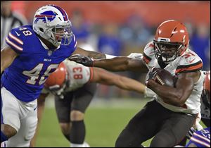 Cleveland Browns running back Nick Chubb rushes against Buffalo Bills linebacker Keenan Robinson.