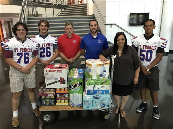 St. Francis football team donates to Mom's House