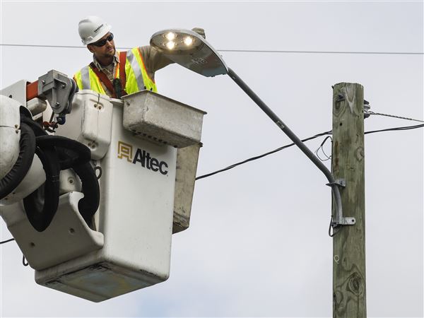 Hundreds without power in Lucas County