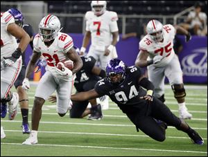 Ohio State wide receiver Parris Campbell (21) runs for a touchdown as TCU defensive tackle Corey Bethley can't catch up in the second half of Saturday's game in Arlington, Tex.