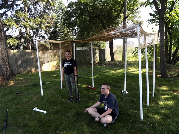 Jewish students at BG, UT celebrate Sukkot as a community