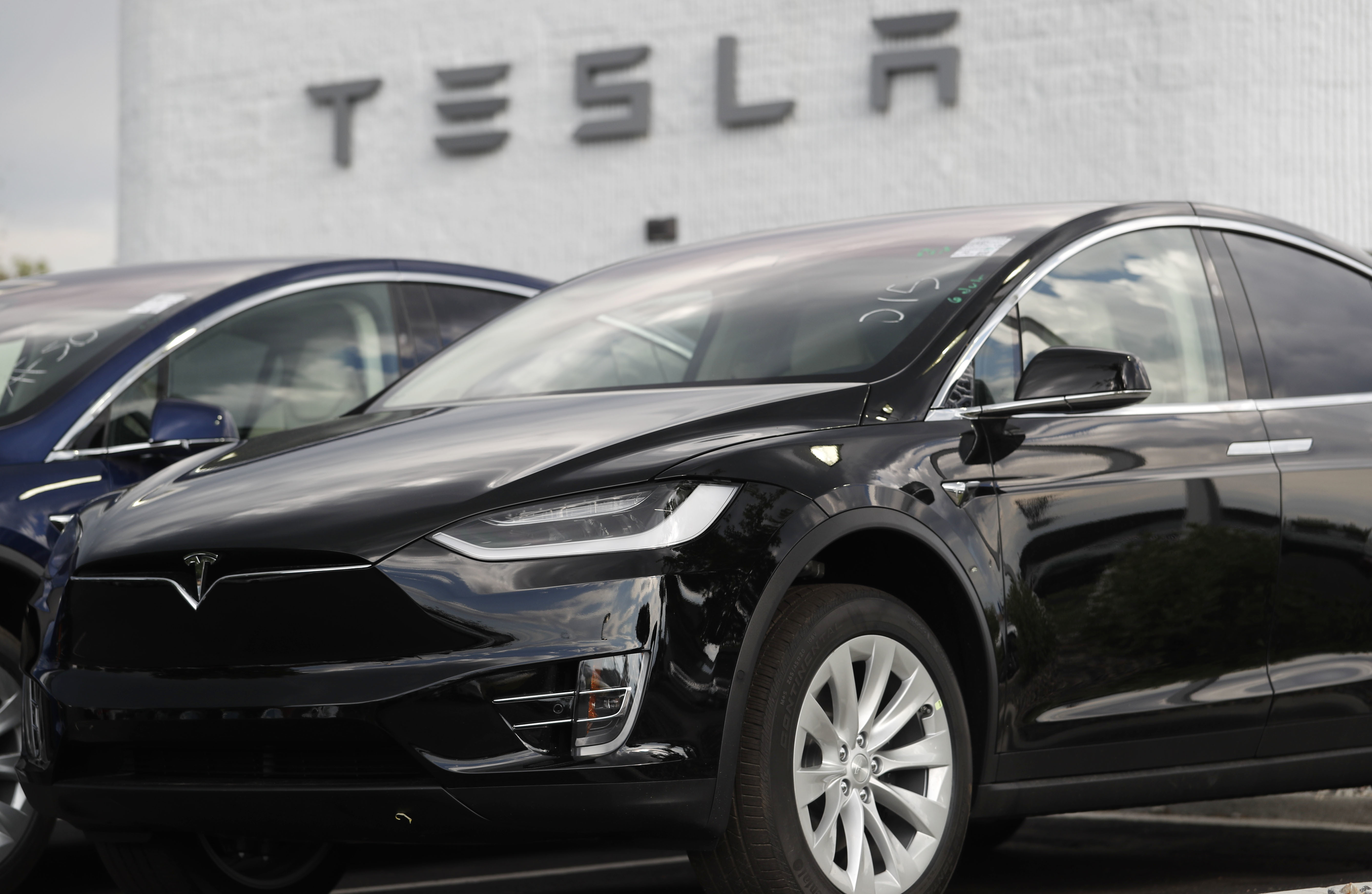 tesla-buyers-have-hours-left-to-qualify-for-7-500-tax-credit-the-blade