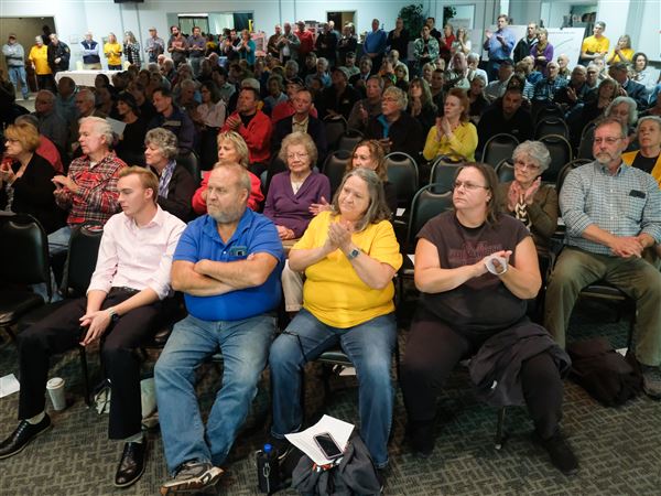 Hundreds pack Seneca County anti-wind farm meeting in Tiffin