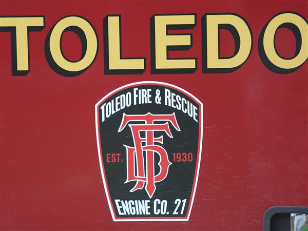 East Toledo fire forces 6 people from their home