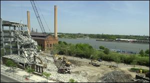 Rov  Federal building - just about gone.  blade photo by herral long  5/10/2001