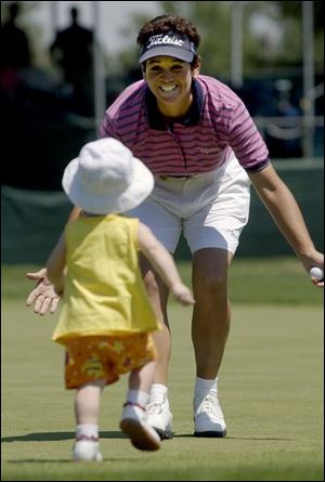 Laura Ann, 21/2, greets mom Danielle Ammaccapane after she finished the Farr with a 62.