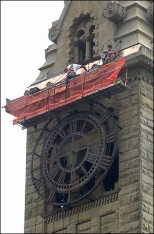 ROV FACE LIFT FOR THE BG COURTHOUSE.  BLADE PHOTO BY HERRAL LONG 8/12/2002 