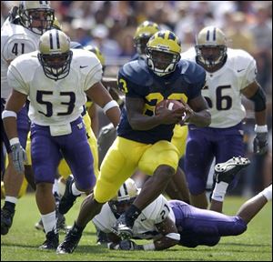 UM tailback Chris Perry scores on a 57-yard run in the first quarter. Perry carried 23 times for 120 yards and three TDs.