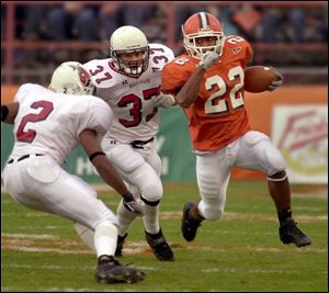 Bowling Green's Joe Alls turns the corner with Ball State defenders Charles Avant (2) and Mike Brizendine (37) in pursuit. Alls carried 20 times for 109 yards.