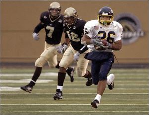 Toledo's Dont  Greene returns a punt 73 yards for a touchdown yesterday in Kalamazoo, Mich.