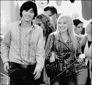 Lizzie McGuire (Hilary Duff) meets Italian pop star Paolo (Yani Gellman) in The Lizzie McGuire Movie.