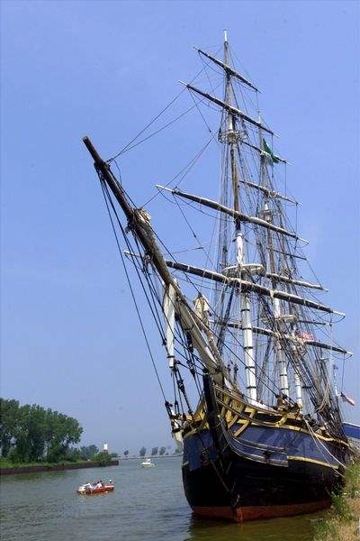 Teenage-trainees-sail-over-hard-work-2