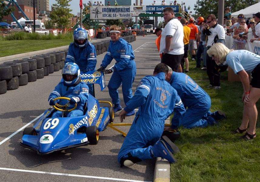 Grand-Prix-attracts-10-000-2