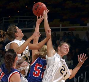 Detroit's Lindsey Pasquinzo is sandwiched between Toledo's Lexee McDonnell, left, and Karin Hoogendam.